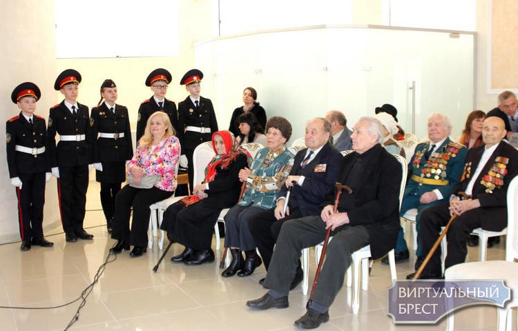 Ветеранам ВОВ вручили юбилейные медали «100 год Узброеным Сілам Рэспублікі Беларусь»