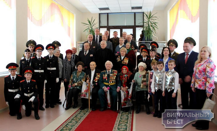 Ветеранам ВОВ вручили юбилейные медали «100 год Узброеным Сілам Рэспублікі Беларусь»
