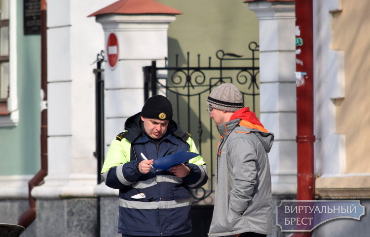Эвакуатор "почистил" улицу Комсомольскую в Бресте от нарушителей парковки