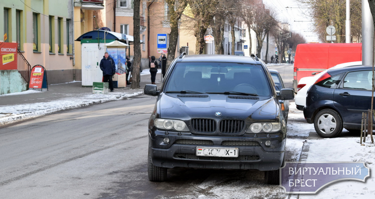 Эвакуатор "почистил" улицу Комсомольскую в Бресте от нарушителей парковки