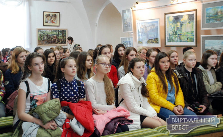 Открылась большая выставка учащихся Детской школы искусств «От Берестья до Бреста»