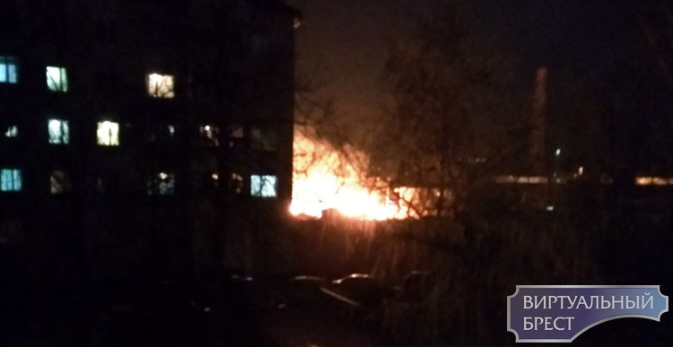 Около 10 т макулатуры сгорело в Пинске