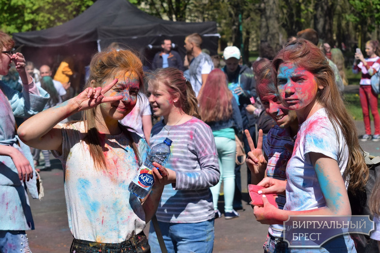 Фестиваль красок провели в брестском парке 22 апреля 2018 года