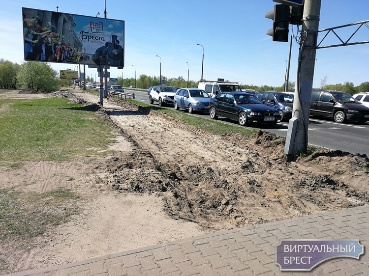 Началось обустройство пешеходно-велосипедной дорожки на второй части путепровода на Варшавском шоссе