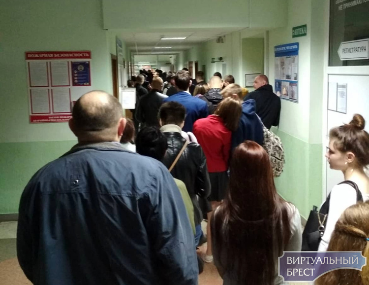 Брестчане жалуются на огромные очереди в детской поликлинике № 2