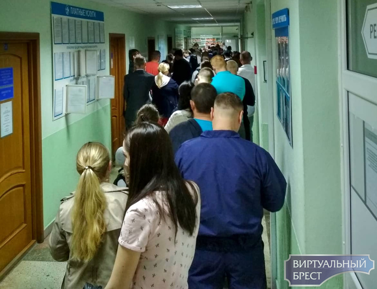 Брестчане жалуются на огромные очереди в детской поликлинике № 2