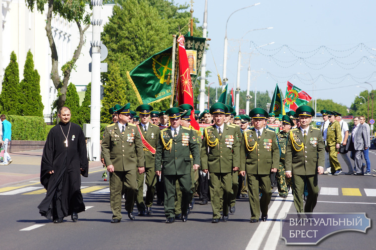 Пограничники в честь 100-летия службы прошли торжественным маршем по городу Бресту