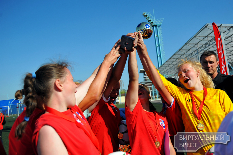 Брестские школьницы взяли «серебро» на крупном футбольном турнире