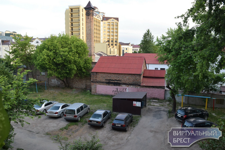 Жильцы дома по улице Гоголя отказались от строительства автостоянки во дворе. Почему?