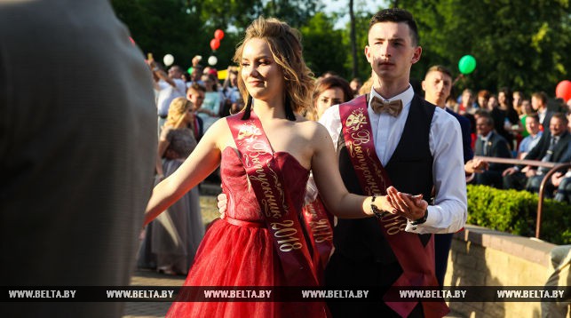 ФОТОРЕПОРТАЖ: Парад и бал выпускников в Бресте