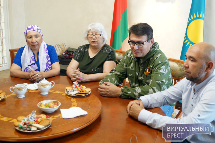 Родственники защитника цитадели над Бугом приехали из Казахстана в Брестскую крепость
