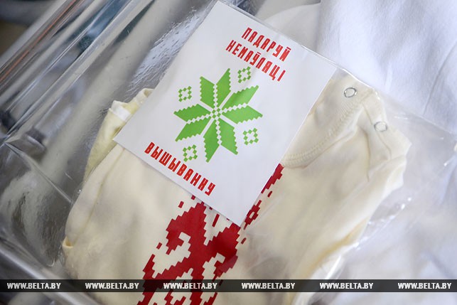 Около 500 малышей Брестской области получат в подарок распашонки-вышиванки