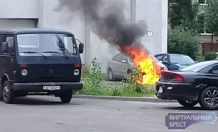 На ул. Орловской в Бресте на парковке загорелся автомобиль
