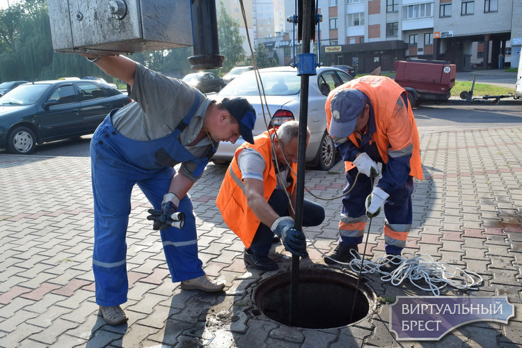 В Бресте появился немецкий KROLL, который как крот чистит канализацию