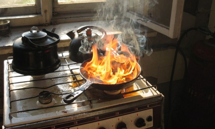 Подгорание пищи на плите едва не стоило жизни 2-м жителям Ивацевич