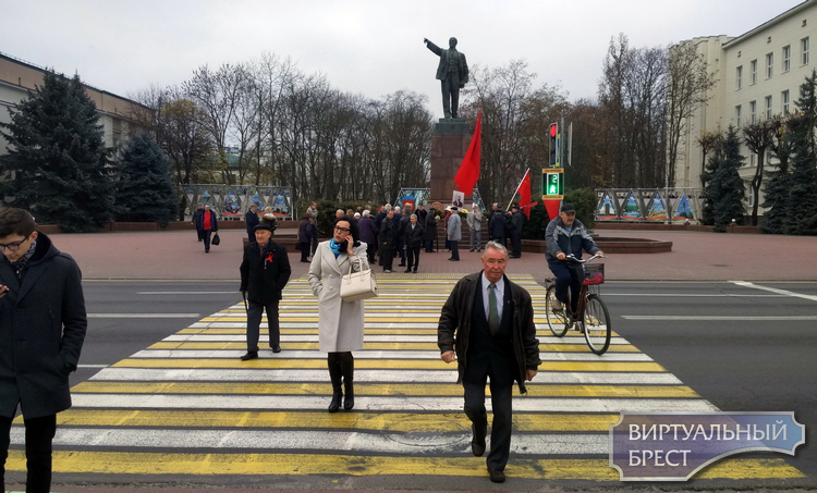 «Ленин всегда живой…», - звучало сегодня во время митинга на центральной площади Бреста