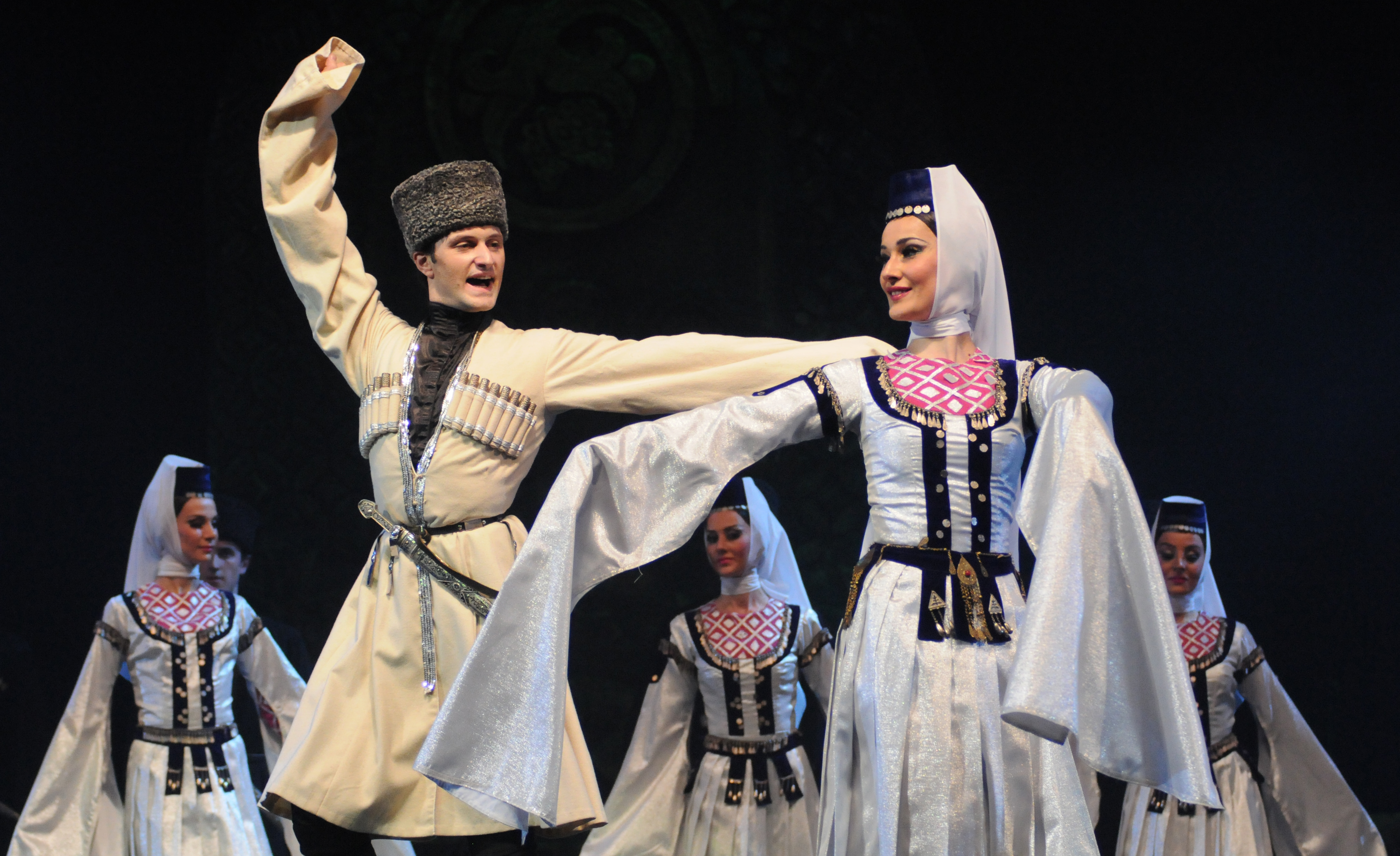 «Буря на сцене! Их танец бросает вызов законам гравитации». Грузинский театр танца «Legaсy» впервые в Беларуси
