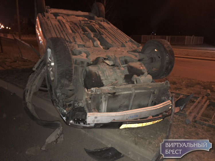 Ночью в результате ДТП на "вульковском кольце" перевернулся автомобиль такси Toyota