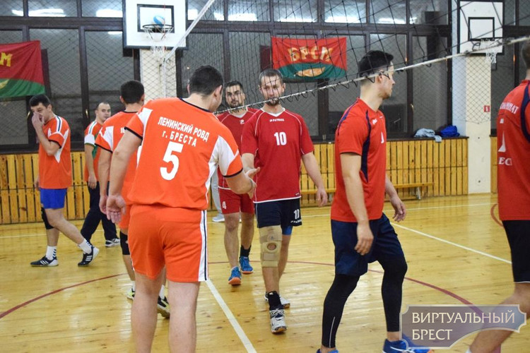 ХVII турнир по волейболу памяти Героя Беларуси В.Н.Карвата стартовал в Ленинском районе