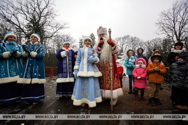 Памятный знак Новому году открыли в поместье Деда Мороза в Беловежской пуще