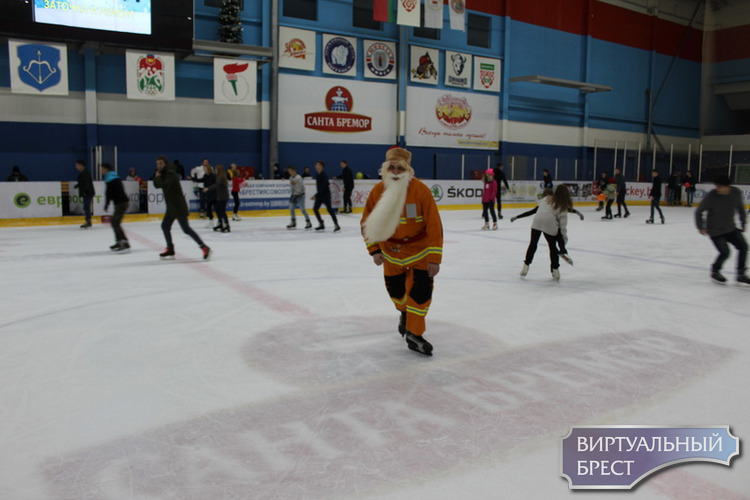 Пожарный Дед Мороз и ростовая кукла огнетушитель вышли на ледовую арену г.Бреста