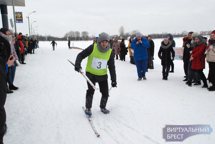 На «Брестской лыжне» участники падали, теряли и ломали лыжи, но упорно финишировали