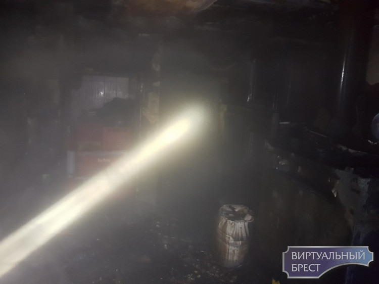 Вчера утром на ул. Ясеневой в Бресте горел гараж