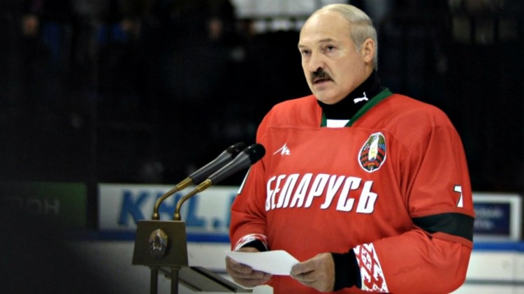 Лукашенко пригрозил хоккеистам зарплатой в $500 в случае провальных игр