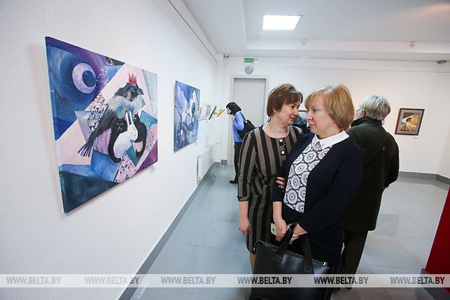 Выставка "Усе разам-6" в Бресте знакомит с лучшими работами молодых белорусских художников