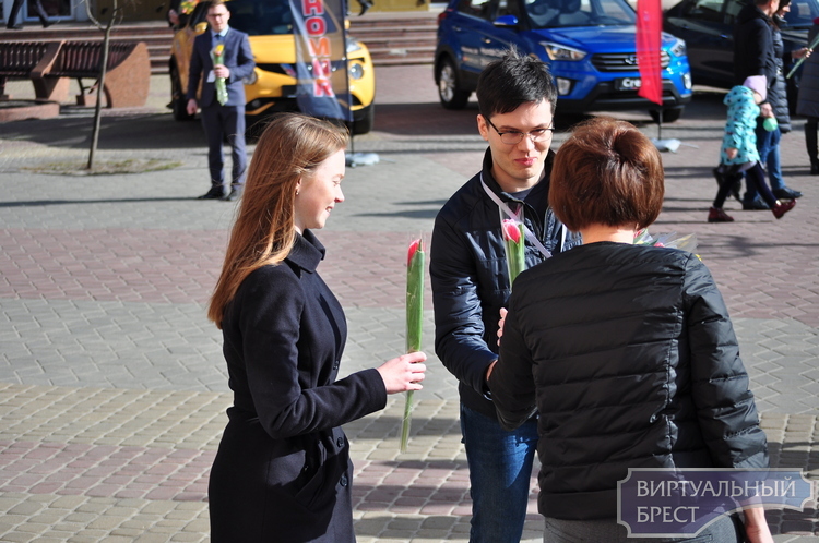 Цветочное изобилие. На Советской 8 марта тюльпаны раздавали бесплатно