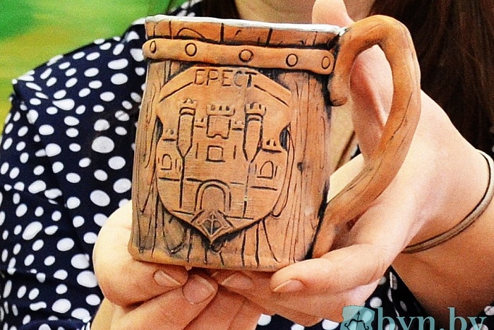 Как в ЦМТ делают керамические сувениры к 1000-летию Бреста