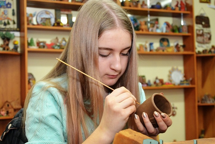 Как в ЦМТ делают керамические сувениры к 1000-летию Бреста