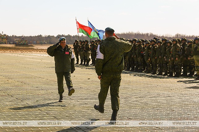 Около 1 тыс. белорусских и российских десантников участвуют в совместном учении под Брестом