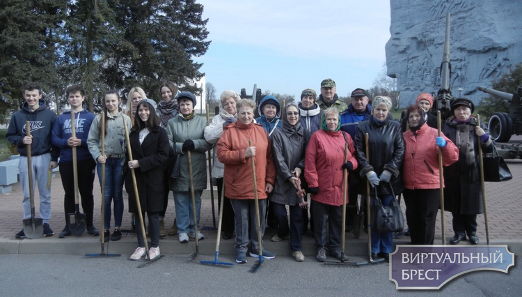 Молодежь и ветераны труда Ленинского района приняли участие в экологическом субботнике