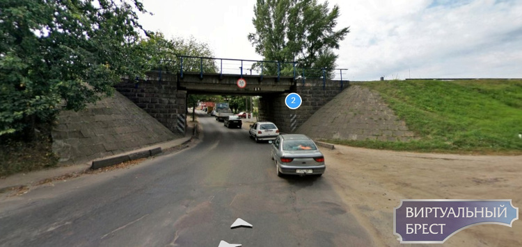 Ограничивается движения по ул. Скрипникова под путепроводом ЖД (рядом с "горбатым" мостом)