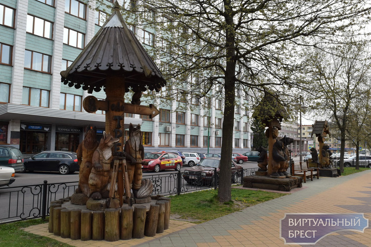 Скульптуры животных строителей на бульваре Шевченко начали разрушаться от времени