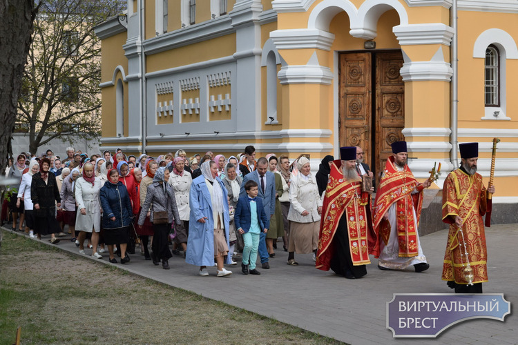 Верующие прошли Крестным ходом вокруг Свято-Николаевской братской церкви