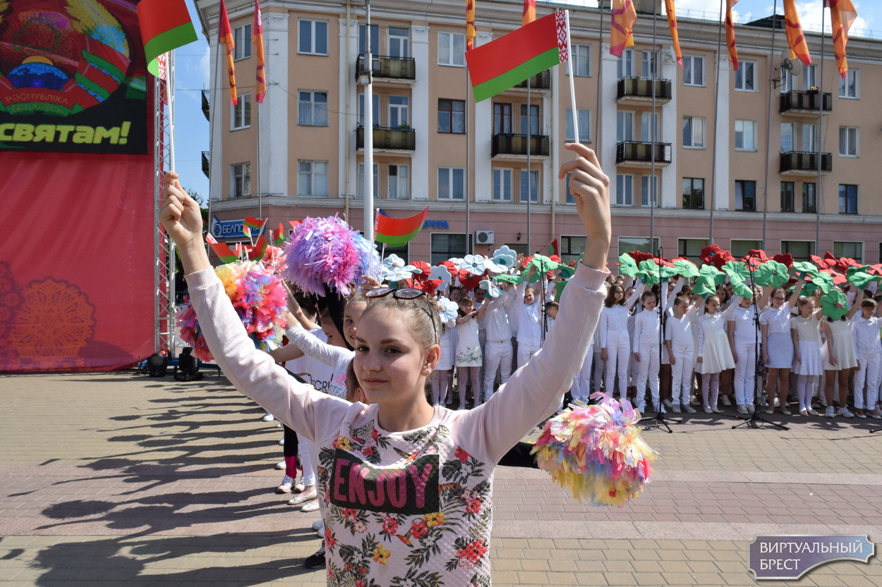 День Государственного герба и флага Республики Беларусь празднуют в Бресте