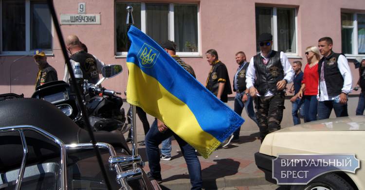 В Брест приехали байкеры из Украины - и возложили цветы к памятнику Тарасу Шевченко