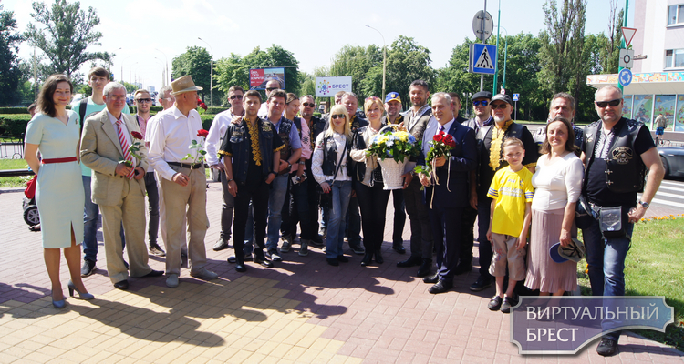 В Брест приехали байкеры из Украины - и возложили цветы к памятнику Тарасу Шевченко
