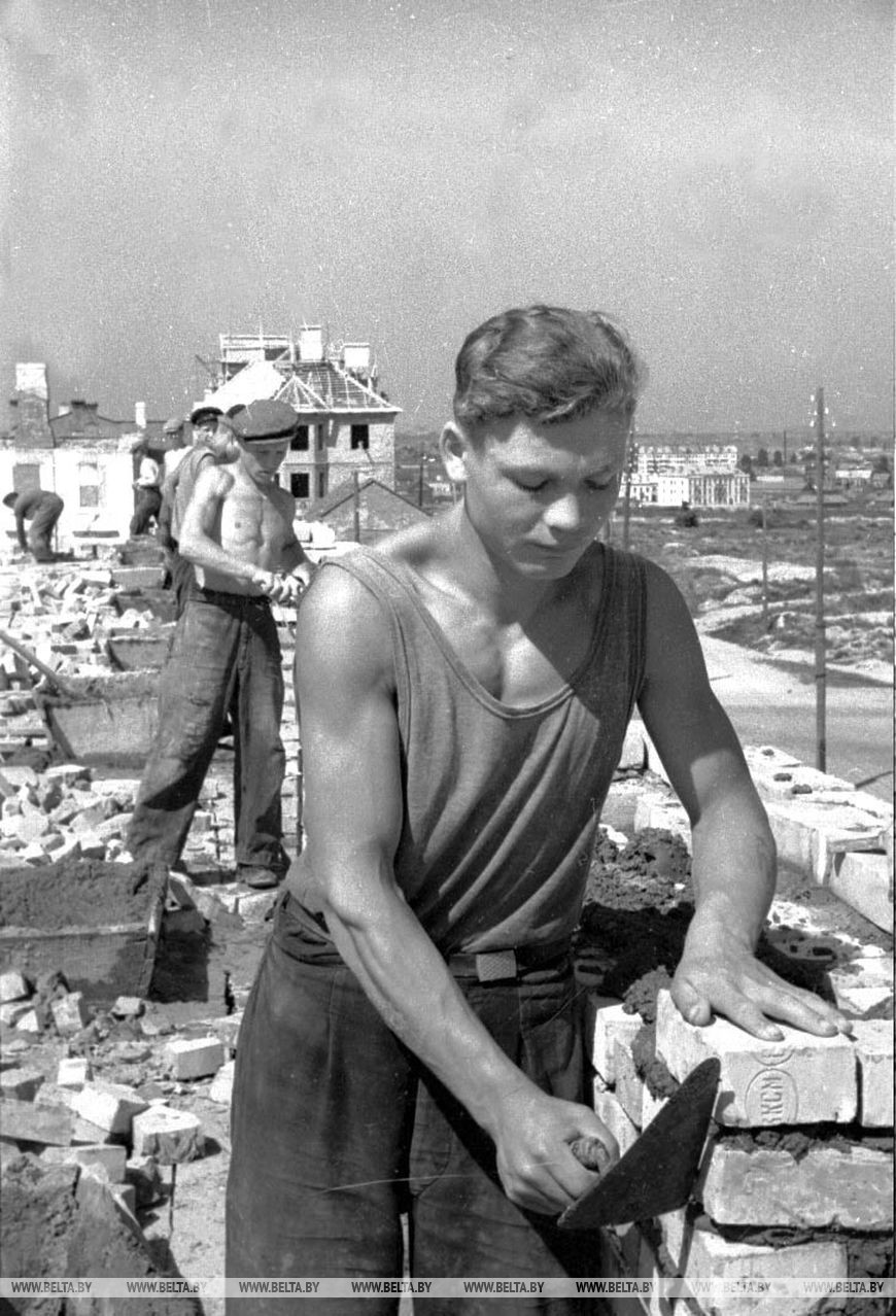 Бригадир бригады каменщиков П. Пиланта за работой на строительстве 24 квартирного дома, август 1951 года