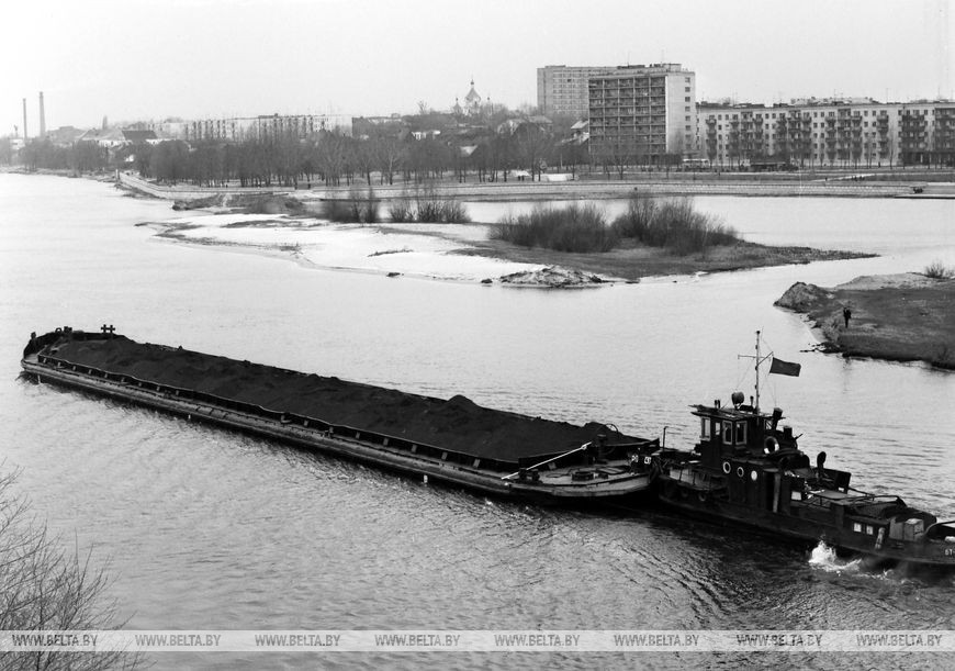 Баржа с рудой прибывает в Брестский речной порт, апрель 1973 года