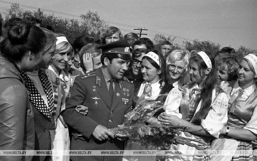 Летчик-космонавт СССР, дважды Герой Советского Союза Петр Климук с молодежью Бреста, сентябрь 1975 года