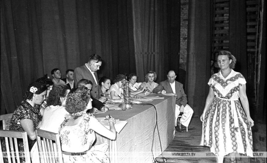 Жюри просматривает фасоны платьев на сцене театра, июнь 1957 года