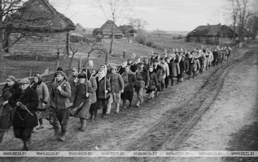 Крестьяне деревни Грушево идут рыть рвы на шоссе Брест-Москва, декабрь 1943 года
