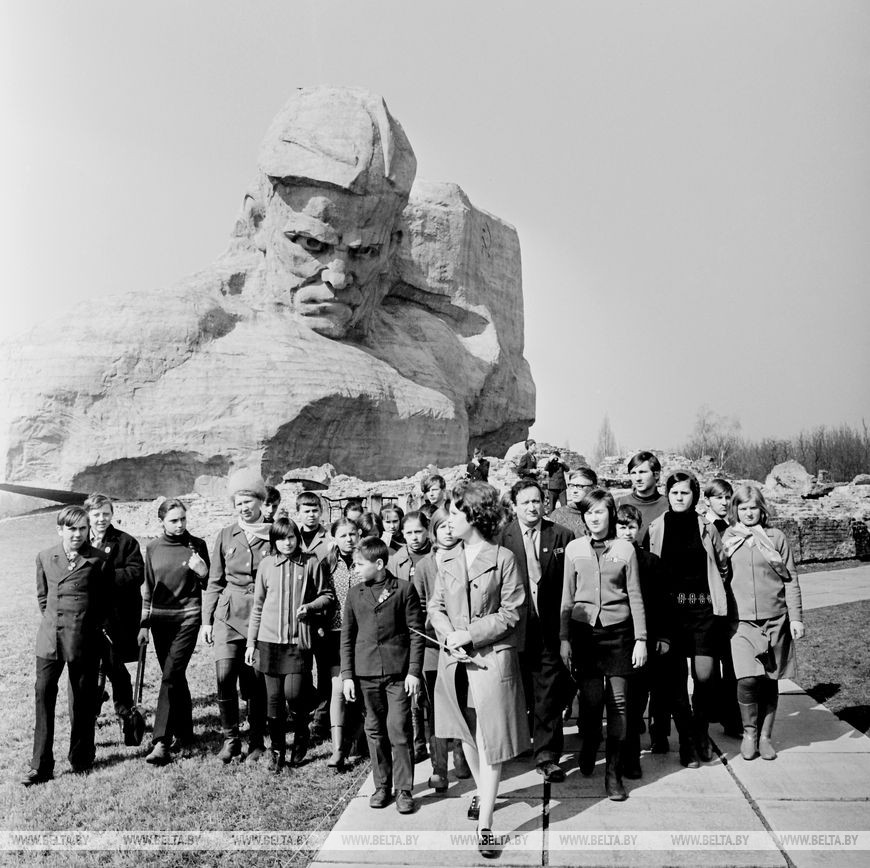 Группа школьников из Новогрудка в Брестской крепости, март 1973 года