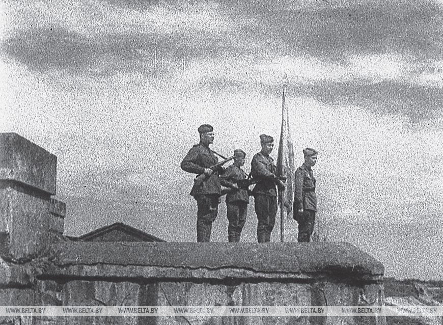 Водружение знамени над Брестской крепостью, 1944 год