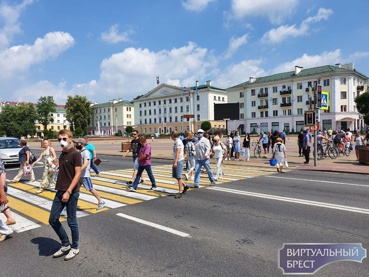 Сотрудники ОМОН пригласили общественность с площади Ленина пройти к месту обсуждения