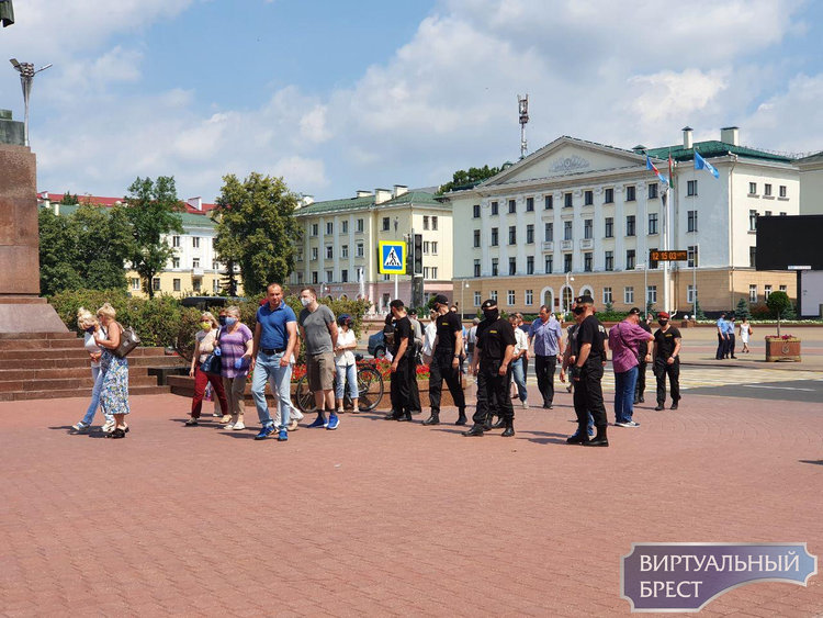 Сотрудники ОМОН пригласили общественность с площади Ленина пройти к месту обсуждения