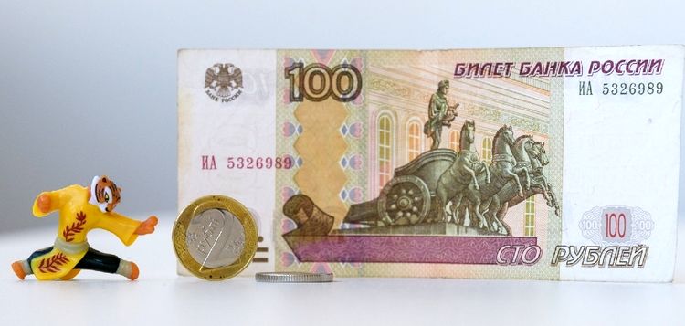 Объясняем, что происходит с курсом российского рубля в банках